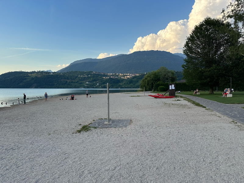 Caldonazzo in Trentino met bergen op de achtergrond